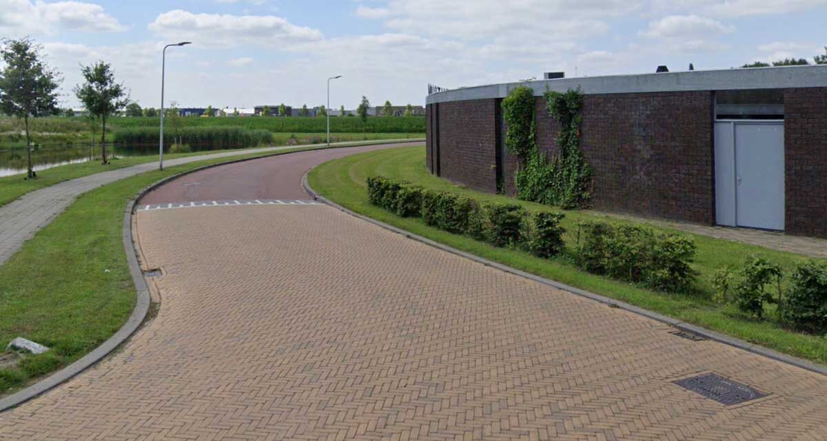 Auto belandt op zijkant op J.C. Van Andelweg