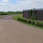 Auto belandt op zijkant op J.C. Van Andelweg