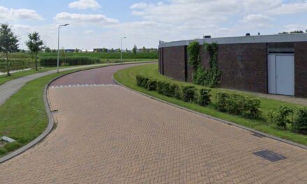 Auto belandt op zijkant op J.C. Van Andelweg