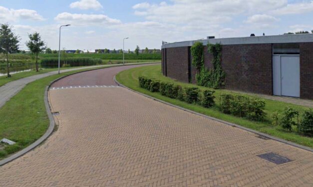 Auto belandt op zijkant op J.C. Van Andelweg