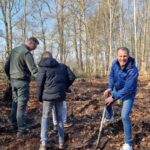 Leerlingen planten nieuwe bomen op Boomfeestdag