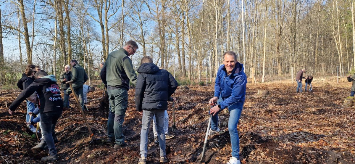 Leerlingen planten nieuwe bomen op Boomfeestdag