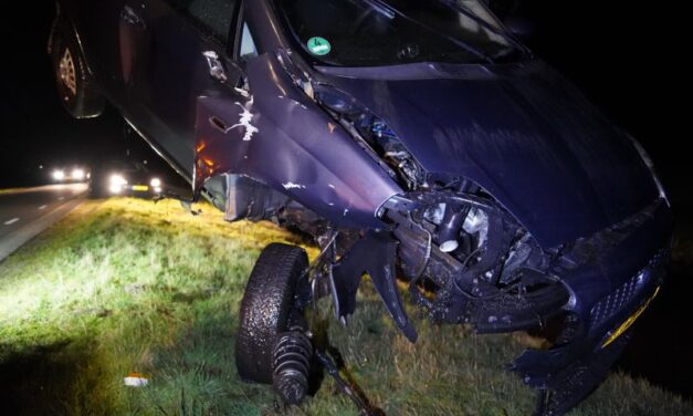 Auto te water aan Staphorster Grote Stouwe te Staphorst