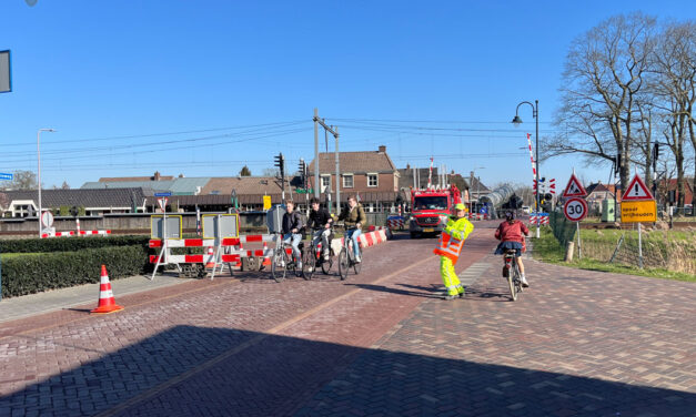 Georganiseerde chaos an Diek nabij spoorwegovergang