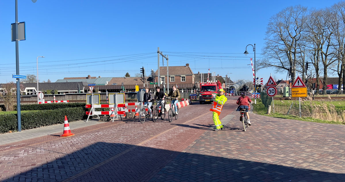 Georganiseerde chaos an Diek nabij spoorwegovergang