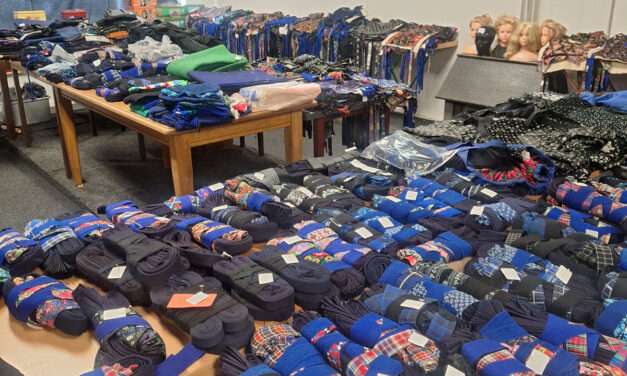 Staphorster kleding  verkoop en kopjes enz.