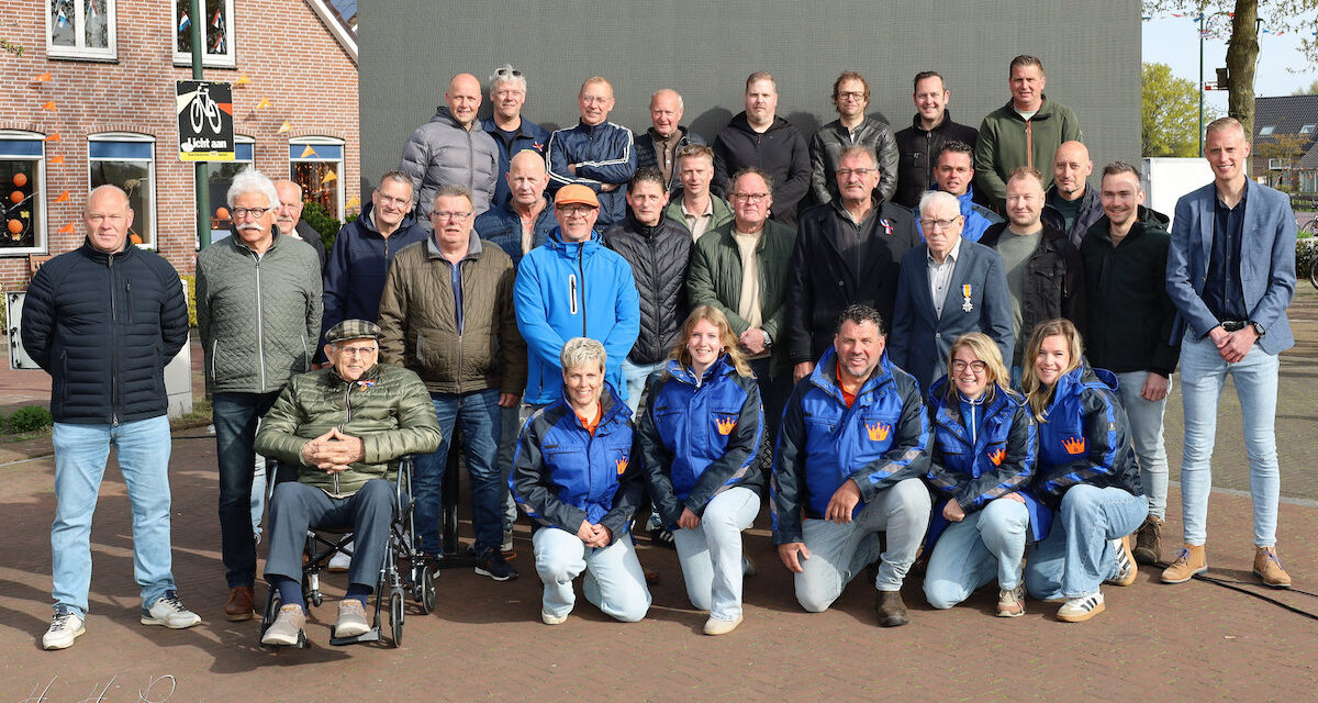 90 jarig bestaan Oranjevereniging Rouveen: Oud- en huidig bestuur Oranjevereniging samen op de foto