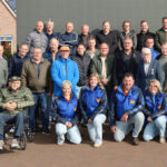 90 jarig bestaan Oranjevereniging Rouveen: Oud- en huidig bestuur Oranjevereniging samen op de foto