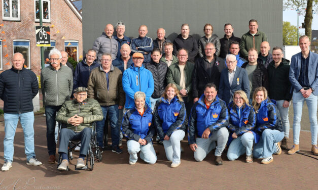 90 jarig bestaan Oranjevereniging Rouveen: Oud- en huidig bestuur Oranjevereniging samen op de foto