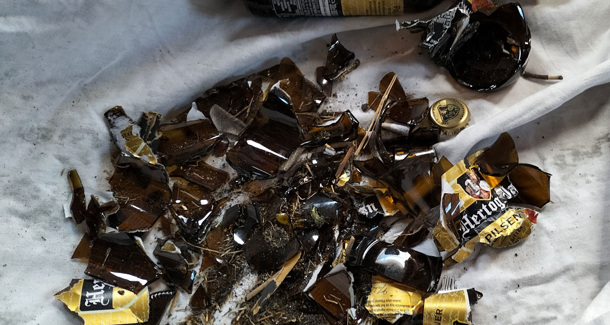 Glasscherven in de speeltuin aan Moerbeilaan/Beukenlaan Rouveen