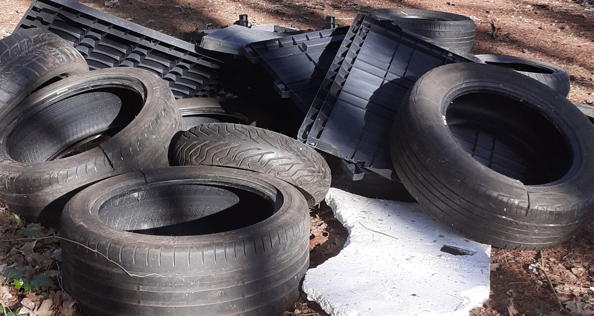 Autobanden gedumpt in Staphorster bos