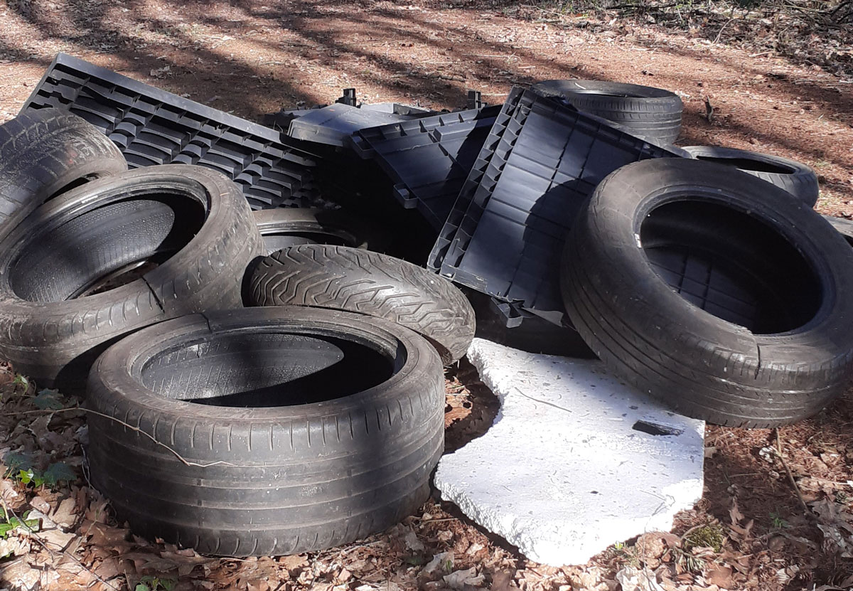 Autobanden gedumpt in Staphorster bos