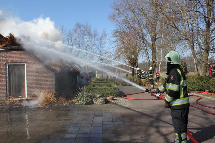 Brandweer IJsselland start specialistische teams voor brand in rieten daken