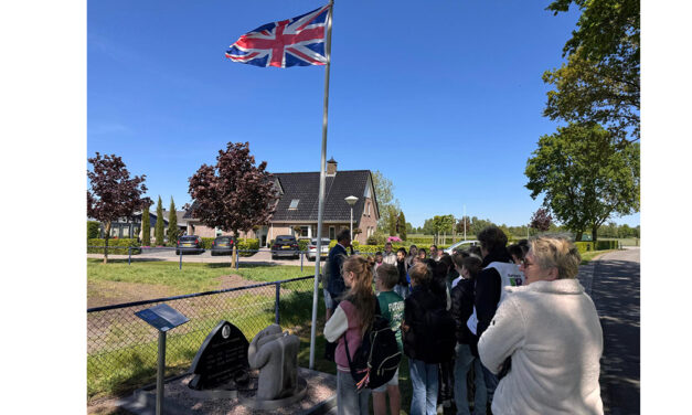 CNS-leerlingen brengen eerbetoon bij monument Leidijk