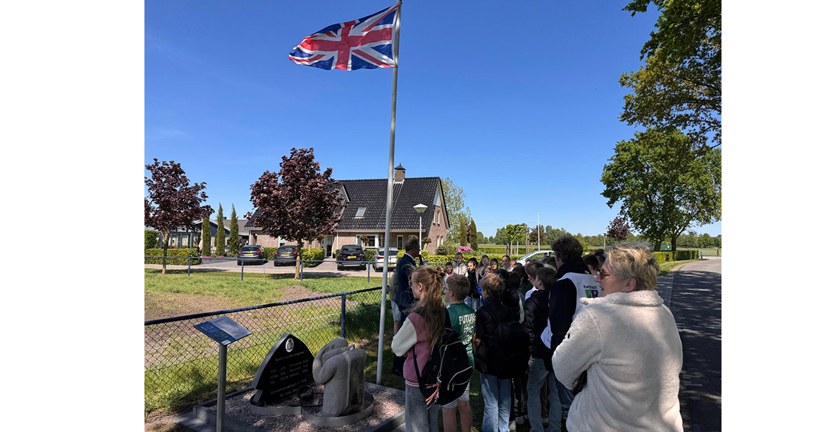 CNS-leerlingen brengen eerbetoon bij monument Leidijk