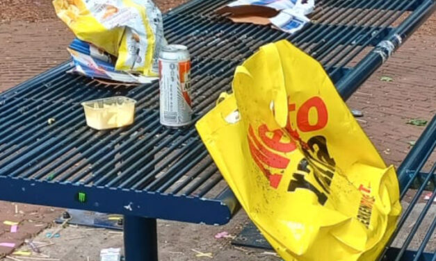Troep achtergelaten in Notaris bos