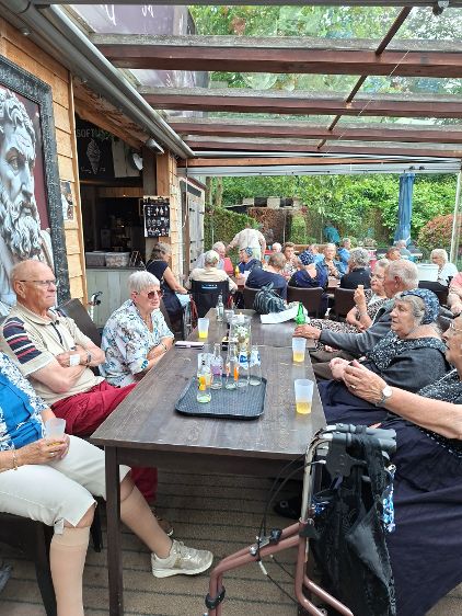 De Zonnebloem afdeling Staphorst brengt een bezoek aan de zandsculpturen in Garderen