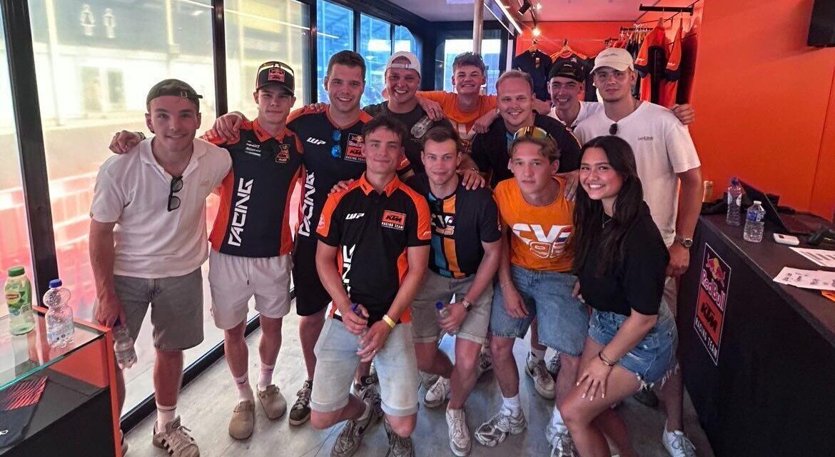 Lokale vrienden en fans met favoriet Collin Veijer op de foto bij TT Assen