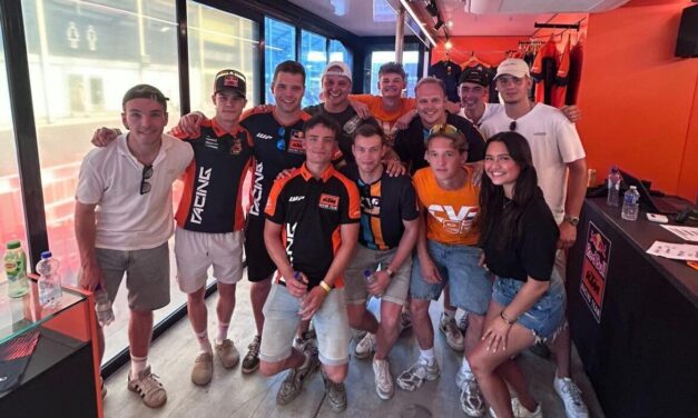 Lokale vrienden en fans met favoriet Collin Veijer op de foto bij TT Assen