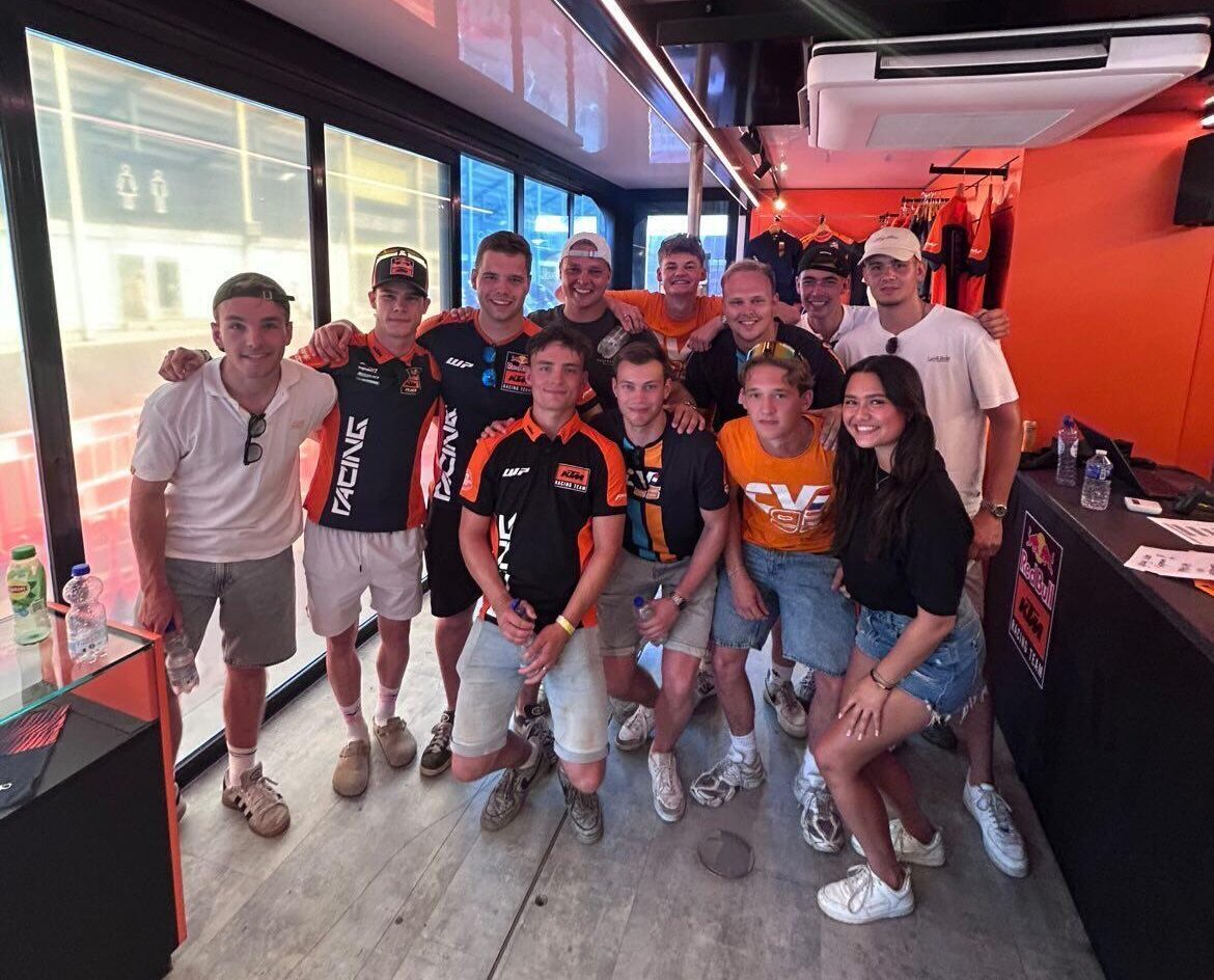 Lokale vrienden en fans met favoriet Collin Veijer op de foto bij TT Assen