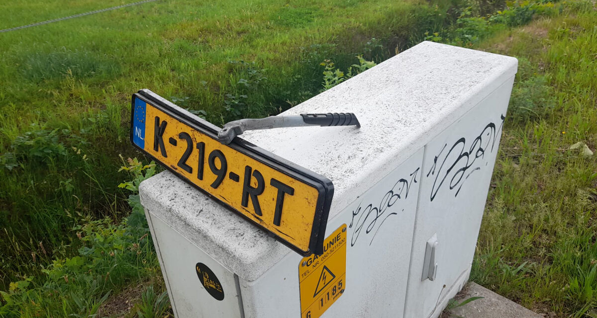 Kentekenplaat van zwarte Golf Station gevonden en deel standaard