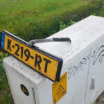Kentekenplaat van zwarte Golf Station gevonden en deel standaard