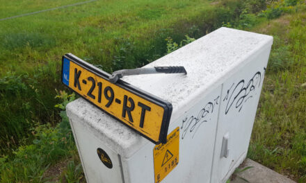 Kentekenplaat van zwarte Golf Station gevonden en deel standaard