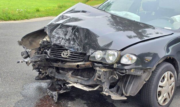 Auto’s botsen hard op kruising Leidijk Dekkersweg