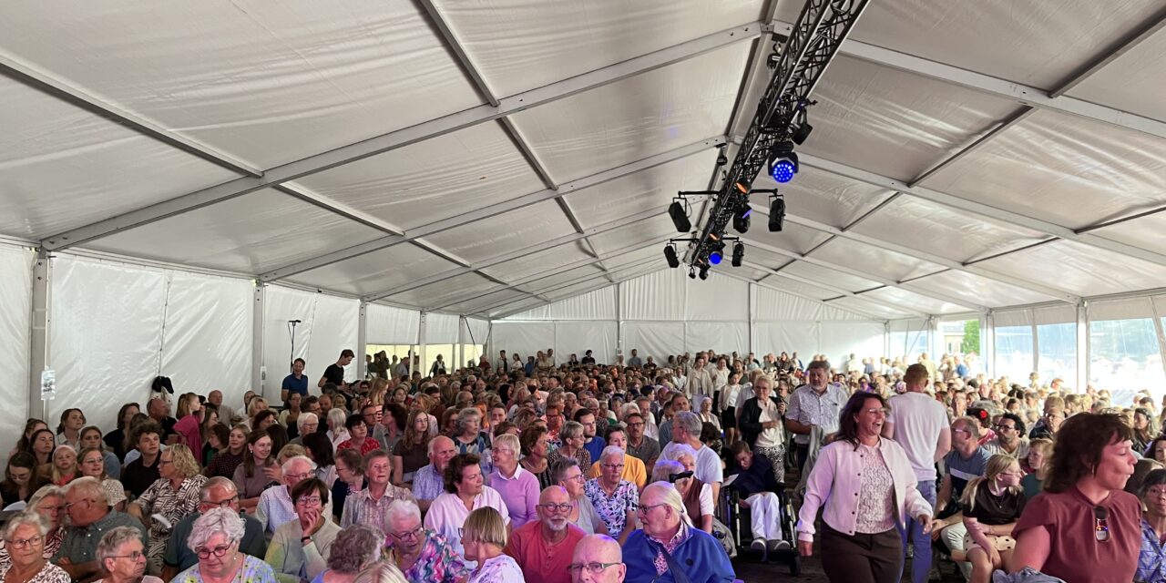 Sing-in Staphorst in bomvolle tent op de markt
