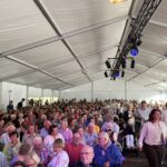 Sing-in Staphorst in bomvolle tent op de markt