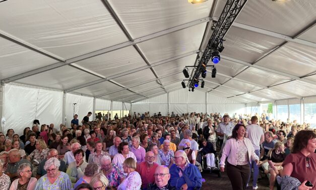 Sing-in Staphorst in bomvolle tent op de markt