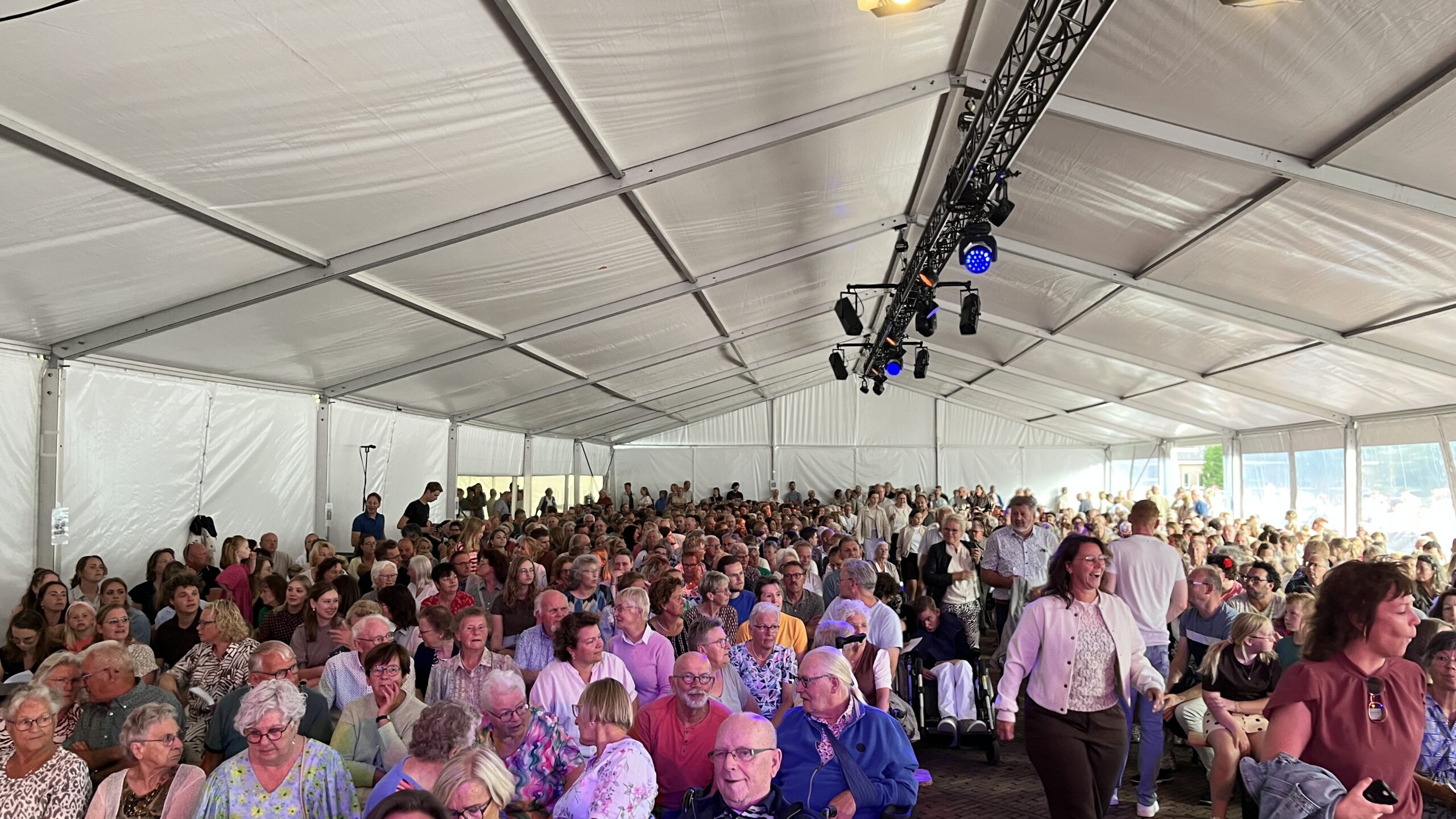 Sing-in Staphorst in bomvolle tent op de markt