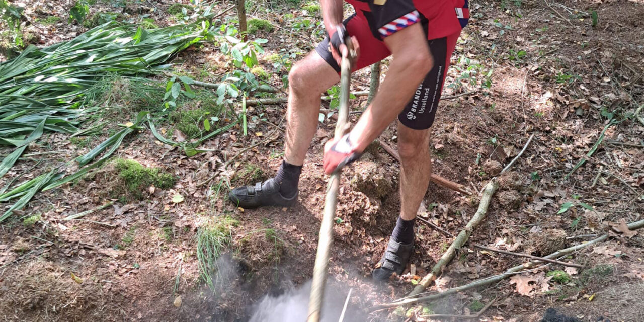 Oplettende brandweermannen ontdekken beginnende bosbrand in Staphorster Bos