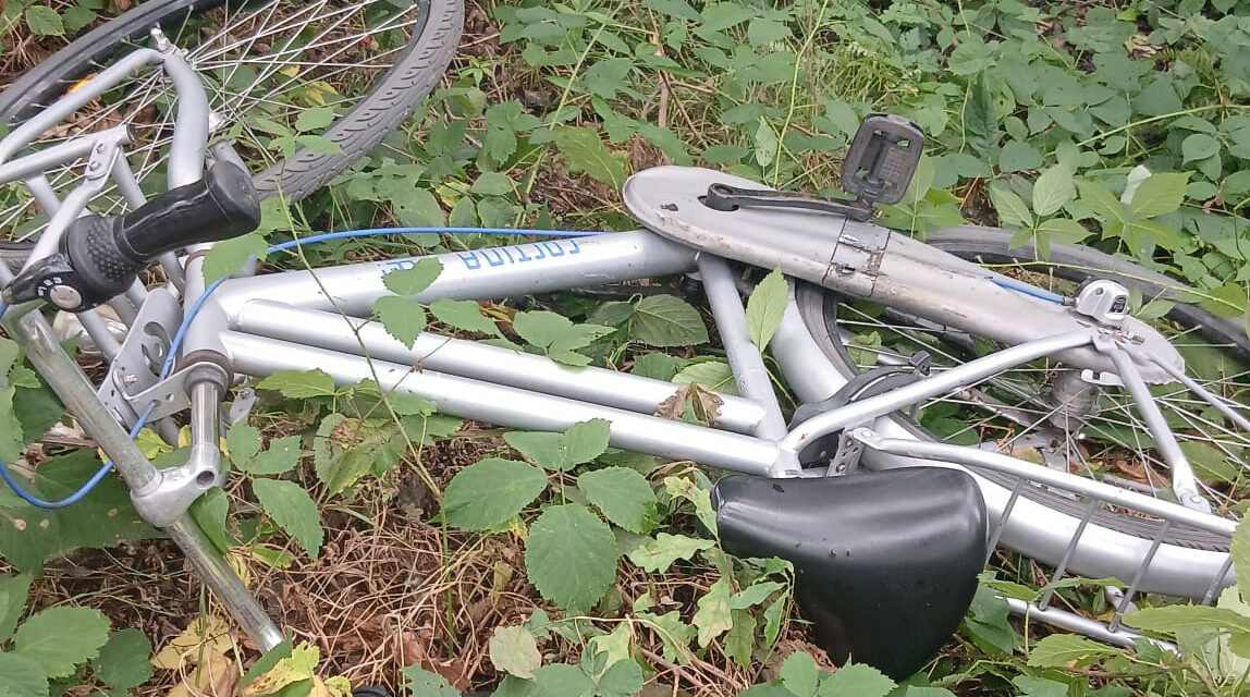 Fiets in berm Kerkenland bij zoeggat
