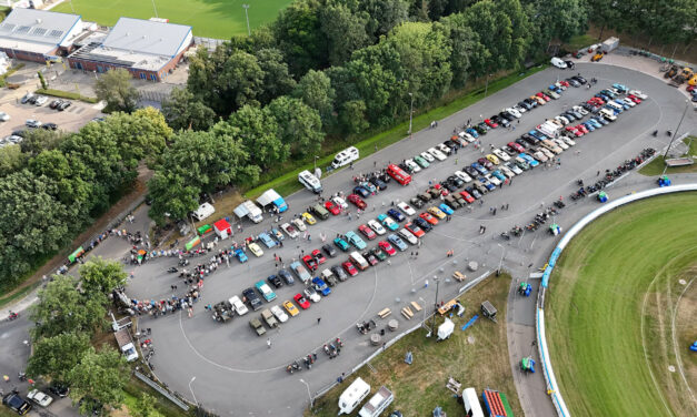 AMBC Oldtimerrit weer groot succes en 2 tickets te winnen voor de vrijdagavond grasbaanraces
