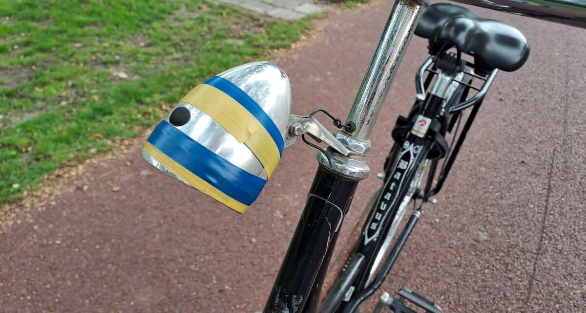 Fiets met geel/blauwe koplamp gevonden op fietspad naast de markt