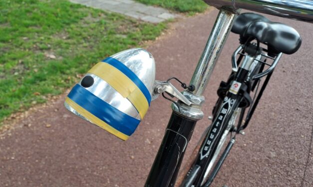 Fiets met geel/blauwe koplamp gevonden op fietspad naast de markt