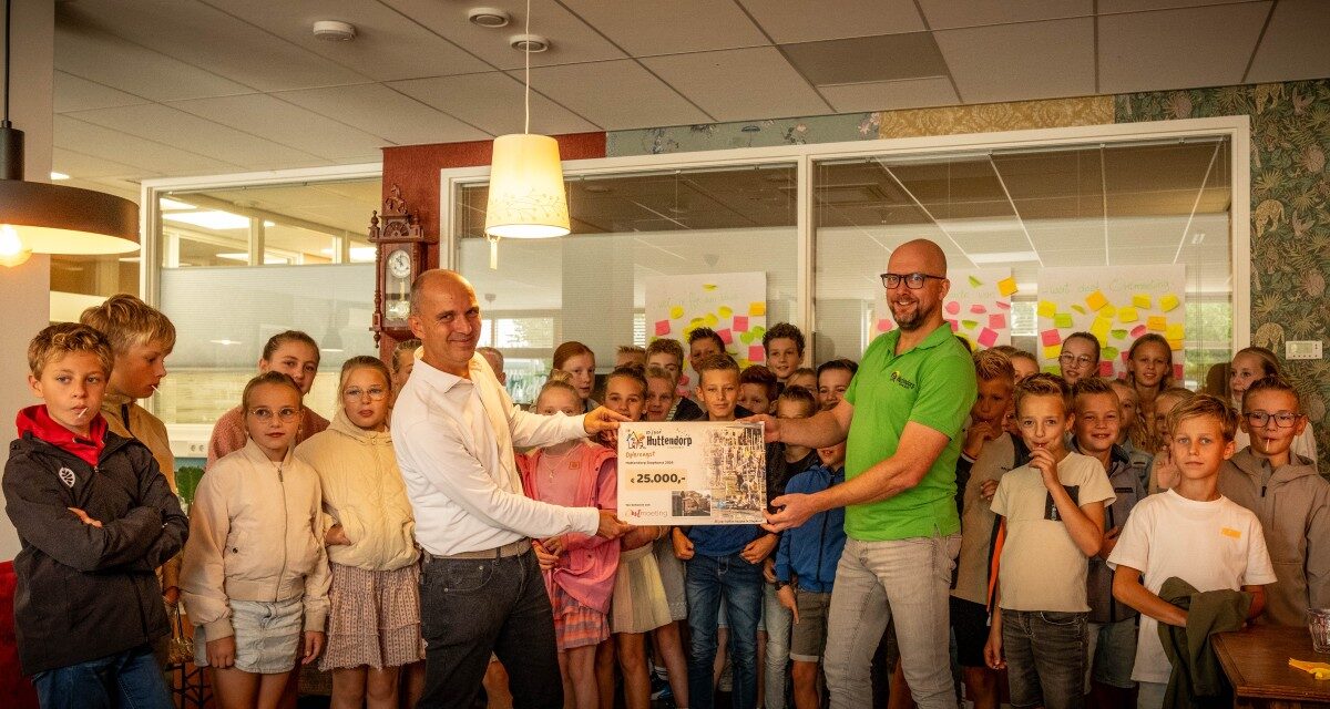 Huttendorp bezoekt Harderwijk en overhandigd megacheque aan Stichting Ontmoeting