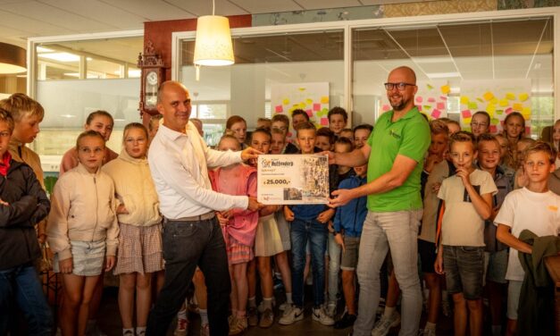 Huttendorp bezoekt Harderwijk en overhandigd megacheque aan Stichting Ontmoeting