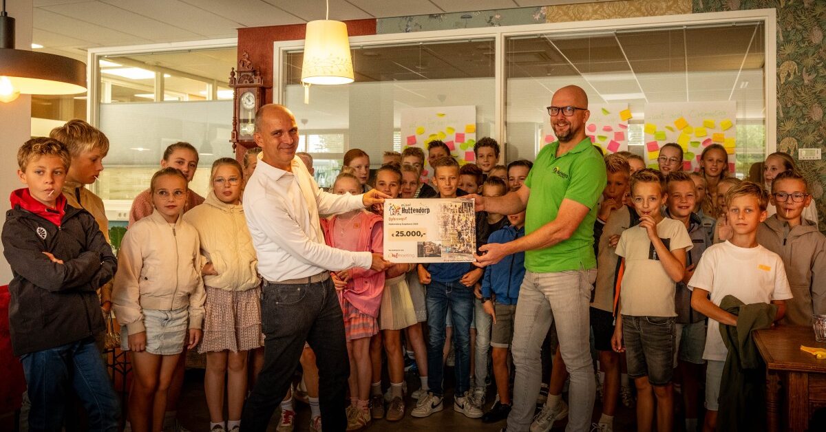 Huttendorp bezoekt Harderwijk en overhandigd megacheque aan Stichting Ontmoeting