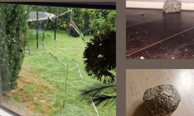 Steen door de ruit in Noord, heeft iemand iets gezien of gehoord?