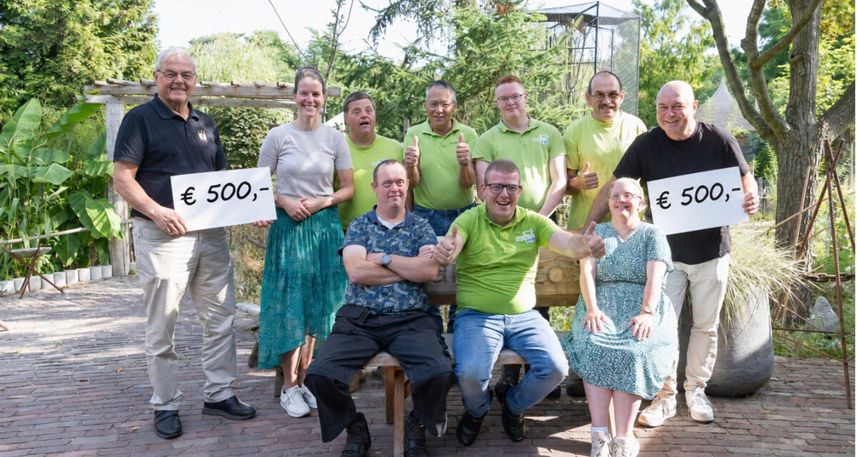 VV Staphorst reikt cheques uit aan twee goede doelen!