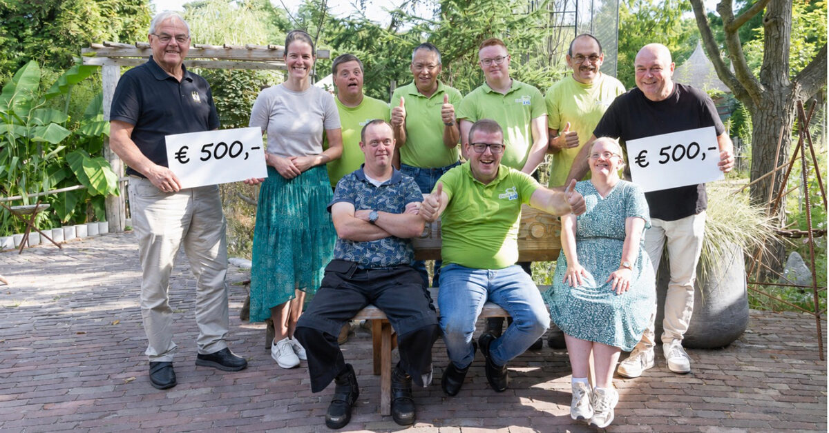 VV Staphorst reikt cheques uit aan twee goede doelen!