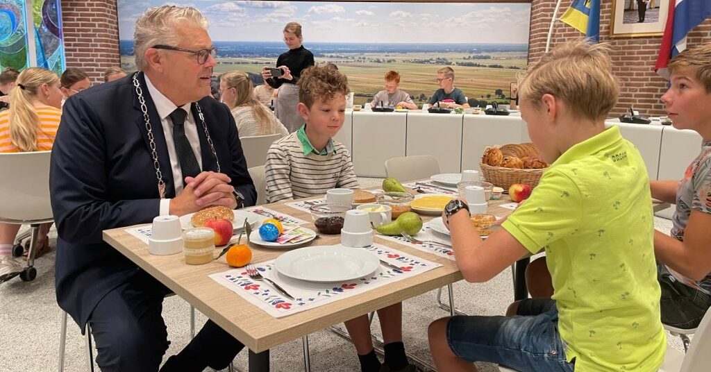 Samen ontbijten in de raadszaal van het gemeentehuis