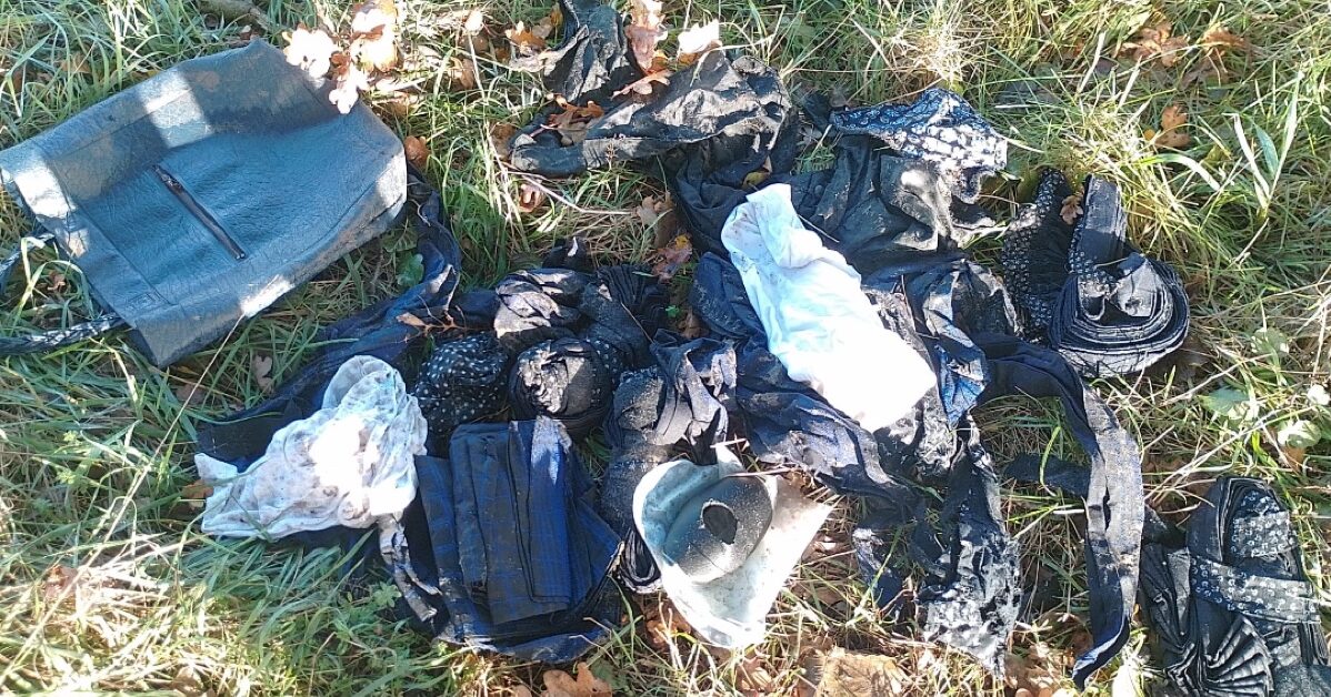 Gevonden tas, met daarnaast Staphorster goed van een vrouw en ondergoed