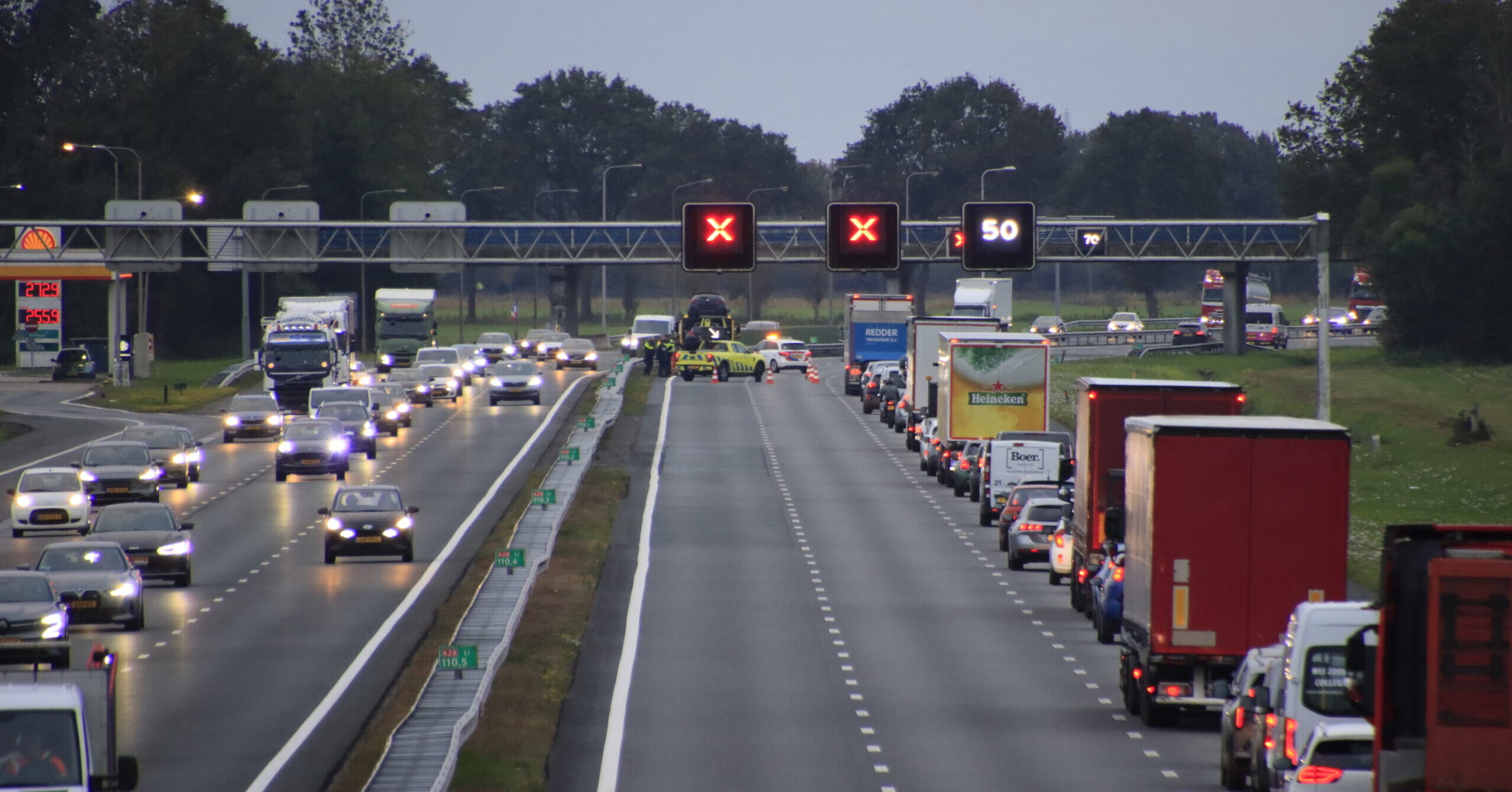 Puinhoop rond A28 door ongeval